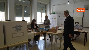 1 - Draghi al seggio elettorale del Liceo Mameli, ecco il momento del voto