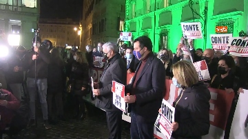 4 - Dl sicurezza, “Conte dimettiti”. Flash mob del centrodestra a Palazzo Chigi con Salvini, Meloni e Tajani. Le foto