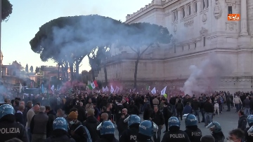 2 - Protesta dei tassisti a Roma contro il Ddl concorrenza, le foto