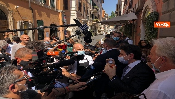 4 - Conte risponde alle domande dei giornalisti dopo un pranzo in centro a Roma