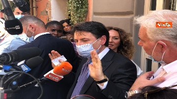 2 - Conte risponde alle domande dei giornalisti dopo un pranzo in centro a Roma