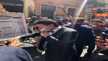 7 - Conte risponde alle domande dei giornalisti dopo un pranzo in centro a Roma