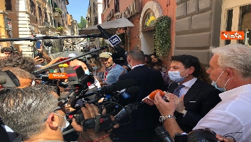 3 - Conte risponde alle domande dei giornalisti dopo un pranzo in centro a Roma