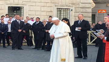 4 - Papa Francesco al tradizionale omaggio alla Statua dell'Immacolata