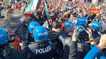 4 - 25 aprile, cariche e manganellate della Polizia sui pro Palestina in Piazza Duomo a Milano