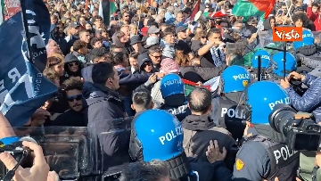 3 - 25 aprile, cariche e manganellate della Polizia sui pro Palestina in Piazza Duomo a Milano