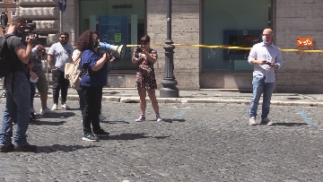 4 - Mascherine Tricolore in piazza a Roma: “Questo Governo fa solo promesse”