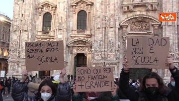 9 - Scuole chiuse in Lombardia, il flash mob contro la dad di “Studenti presenti” in Duomo. Le immagini