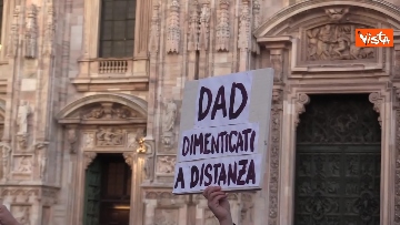 10 - Scuole chiuse in Lombardia, il flash mob contro la dad di “Studenti presenti” in Duomo. Le immagini