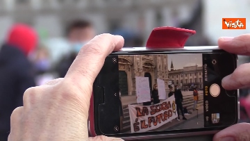 2 - Scuole chiuse in Lombardia, il flash mob contro la dad di “Studenti presenti” in Duomo. Le immagini