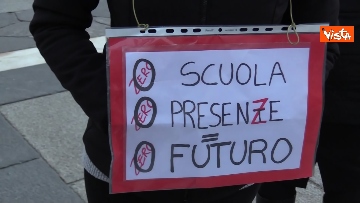 3 - Scuole chiuse in Lombardia, il flash mob contro la dad di “Studenti presenti” in Duomo. Le immagini