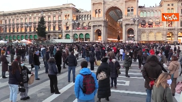 4 - Scuole chiuse in Lombardia, il flash mob contro la dad di “Studenti presenti” in Duomo. Le immagini