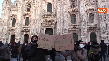 7 - Scuole chiuse in Lombardia, il flash mob contro la dad di “Studenti presenti” in Duomo. Le immagini