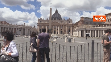 5 - Angelus in Piazza San Pietro tra distanze di sicurezza e file, le foto