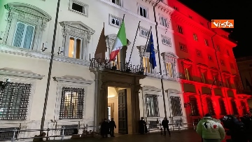 5 - Crisi di Governo, l’attesa dei giornalisti fuori da Palazzo Chigi durante il CdM