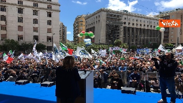 3 - Europee, Meloni a Napoli, la piazza gremita di gente per il comizio della leader di FdI