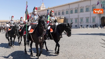 4 - Mattarella assiste al cambio della Guardia dei Corazzieri a cavallo. Le immagini