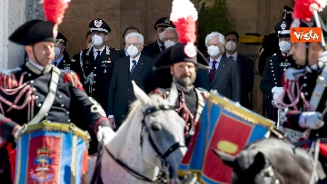 1 - Mattarella assiste al cambio della Guardia dei Corazzieri a cavallo. Le immagini