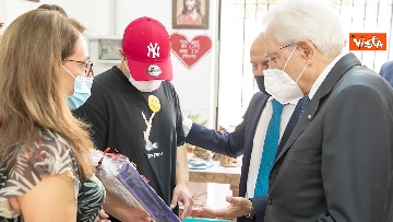 1 - Mattarella firma un casco da lavoro per i ragazzi del carcere minorile di Nisida