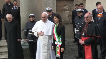 4 - La sindaca Raggi accoglie Papa Francesco in Campidoglio 