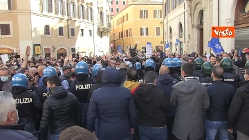 12 - Tafferugli a Piazza Montecitorio, la polizia carica i manifestanti