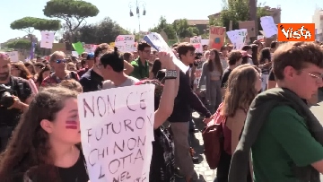 1 - Fridays for Future, gli studenti riempiono il centro di Roma