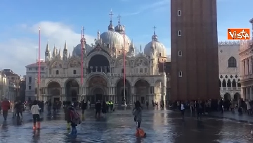 1 - Acqua alta a Venezia, 110cm ma tornano i turisti a San Marco