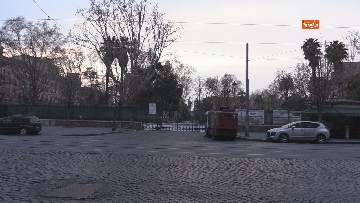 5 - I portici di piazza Vittorio a Roma deserti. Il quartiere è spento