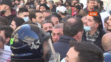 9 - Scontri con la Polizia a Montecitorio durante il sit-in contro le chiusure. Le foto della protesta