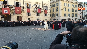 1 - Papa Francesco al tradizionale omaggio alla Statua dell'Immacolata