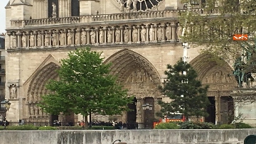 1 - Notre-Dame, folla di giornalisti all'esterno della cattedrale all'indomani dell'incendio
