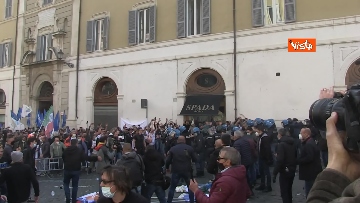 8 - Scontri con la Polizia a Montecitorio durante il sit-in contro le chiusure. Le foto della protesta