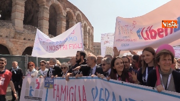 8 - Congresso Famiglia, la manifestazione pro family sfila per le vie di Verona