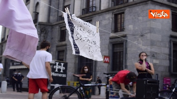 9 - Flash mob a Milano contro la violenza sulle donne, le immagini della manifestazione
