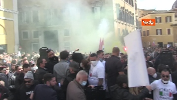 7 - Scontri con la Polizia a Montecitorio durante il sit-in contro le chiusure. Le foto della protesta