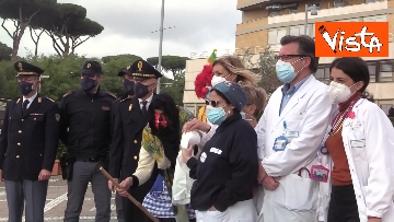 8 - La Befana della Polizia al Gemelli di Roma per portare i doni ai bambini. Le foto