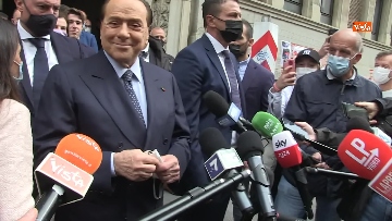 8 - Silvio Berlusconi a Milano per votare alle amministrative. Le foto