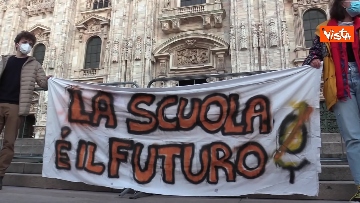 1 - Scuole chiuse in Lombardia, il flash mob contro la dad di “Studenti presenti” in Duomo. Le immagini