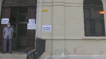 4 - Regionali Puglia, i baresi al voto tra mascherine e misure anti Covid. Le foto 