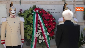 3 - Mattarella depone corona di fiori su tomba Altiero Spinelli a Ventotene