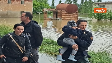 1 - Maltempo Emilia-Romagna, gli interventi di salvataggio della Polizia nelle zone allagate