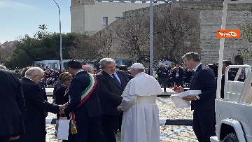 3 - Il Papa a Bari viene accolto dal presidente della Regione Puglia Michele Emiliano
