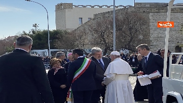2 - Il Papa a Bari viene accolto dal presidente della Regione Puglia Michele Emiliano