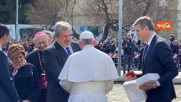 5 - Il Papa a Bari viene accolto dal presidente della Regione Puglia Michele Emiliano