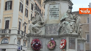 12 - Piazza di Spagna dopo l’omaggio a sorpresa di Papa Francesco per l’Immacolata