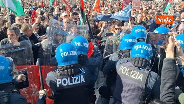 1 - 25 aprile, cariche e manganellate della Polizia sui pro Palestina in Piazza Duomo a Milano