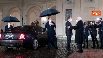 10 - Mattarella accoglie Macron e gli racconta la storia dell'arredamento al Quirinale