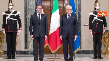 4 - Mattarella accoglie Macron e gli racconta la storia dell'arredamento al Quirinale