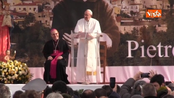 1 - Papa Francesco a piedi tra i fedeli a Pietralcina, nella terra di San Pio