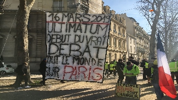 13 - Gilet Gialli sfilano agli Champs Elysee per la 14esima settimana di mobilitazione consecutiva